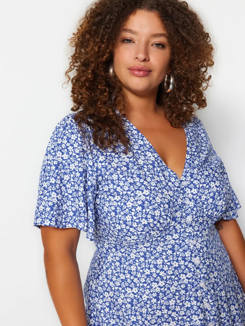 Trendyol Curve Dames Donkerblauw Bloemen Midi Kort Casual Blousejurk Grote maten Jurk marineblauw/blauw, foto 2
