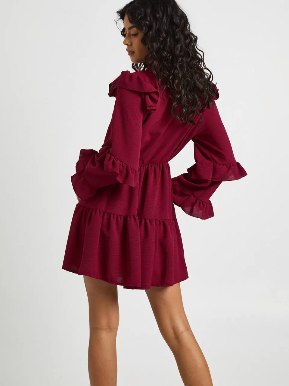 boohoo Dames Geplooide Ruches Detail Strikband Voorkant Smock Jurk merlot, foto 2