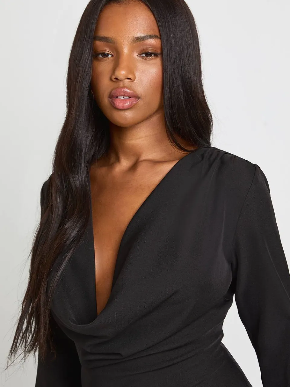 boohoo Dames Cowl-hals mini-jurk met uitlopende mouwen zwart, foto 4
