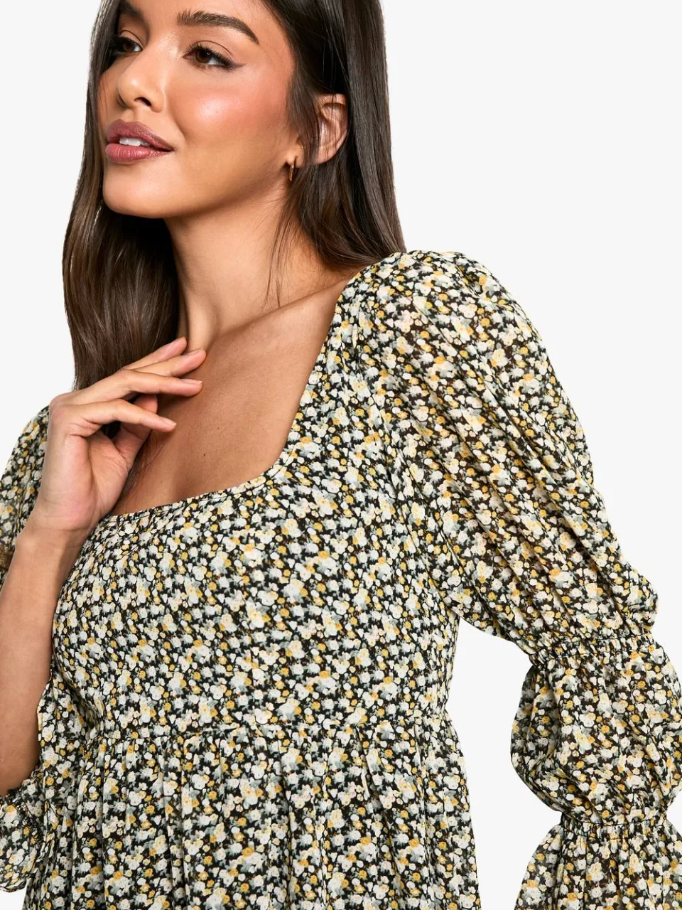 boohoo Dames Bloemen geplooide smock jurk met pofmouwen zwart, foto 4