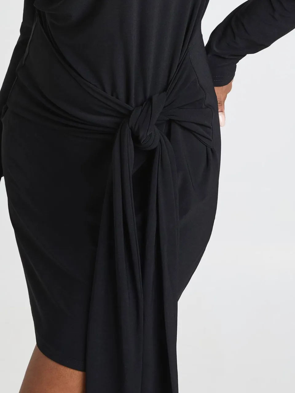 boohoo Dames Slinky Jurk met Aangegroeid Halsstuk en Wikkeldetail Voorkant Mini zwart, foto 3