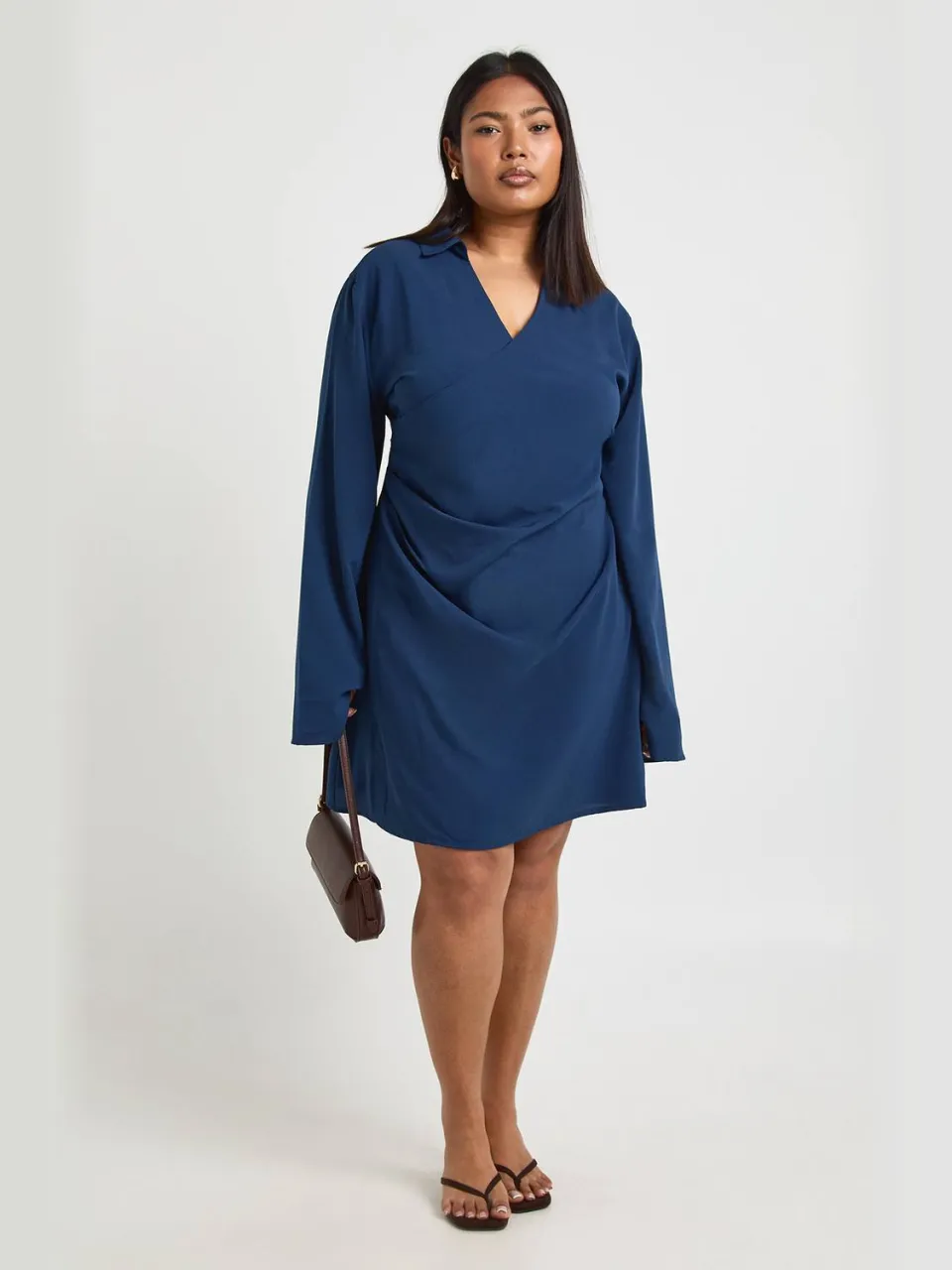 boohoo Dames Plus Geweven Wikkel Draperie Detail Mini Jurk marineblauw, foto 3