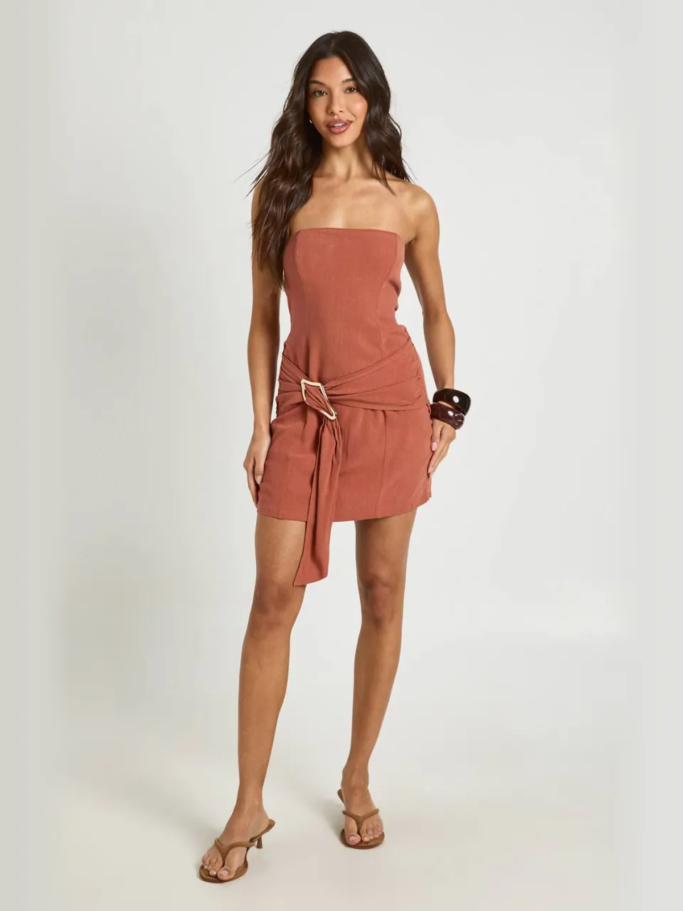 boohoo Dames Linnen-look Bandeau Mini Jurk Met Gouden Details, foto 2
