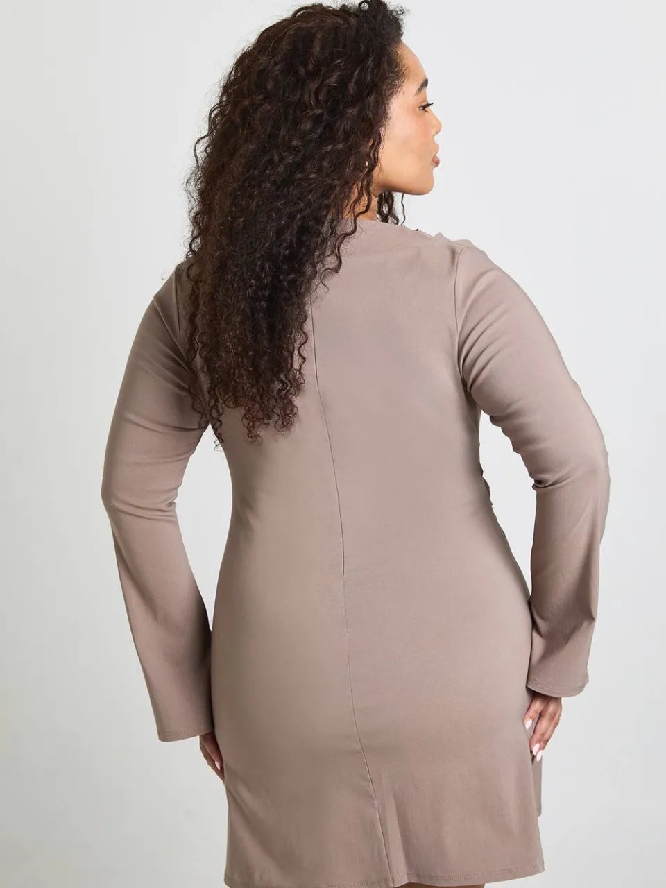 boohoo Dames Plus Gerimpelde Taille Uitlopende Mouw Mini Jurk mokka, foto 2