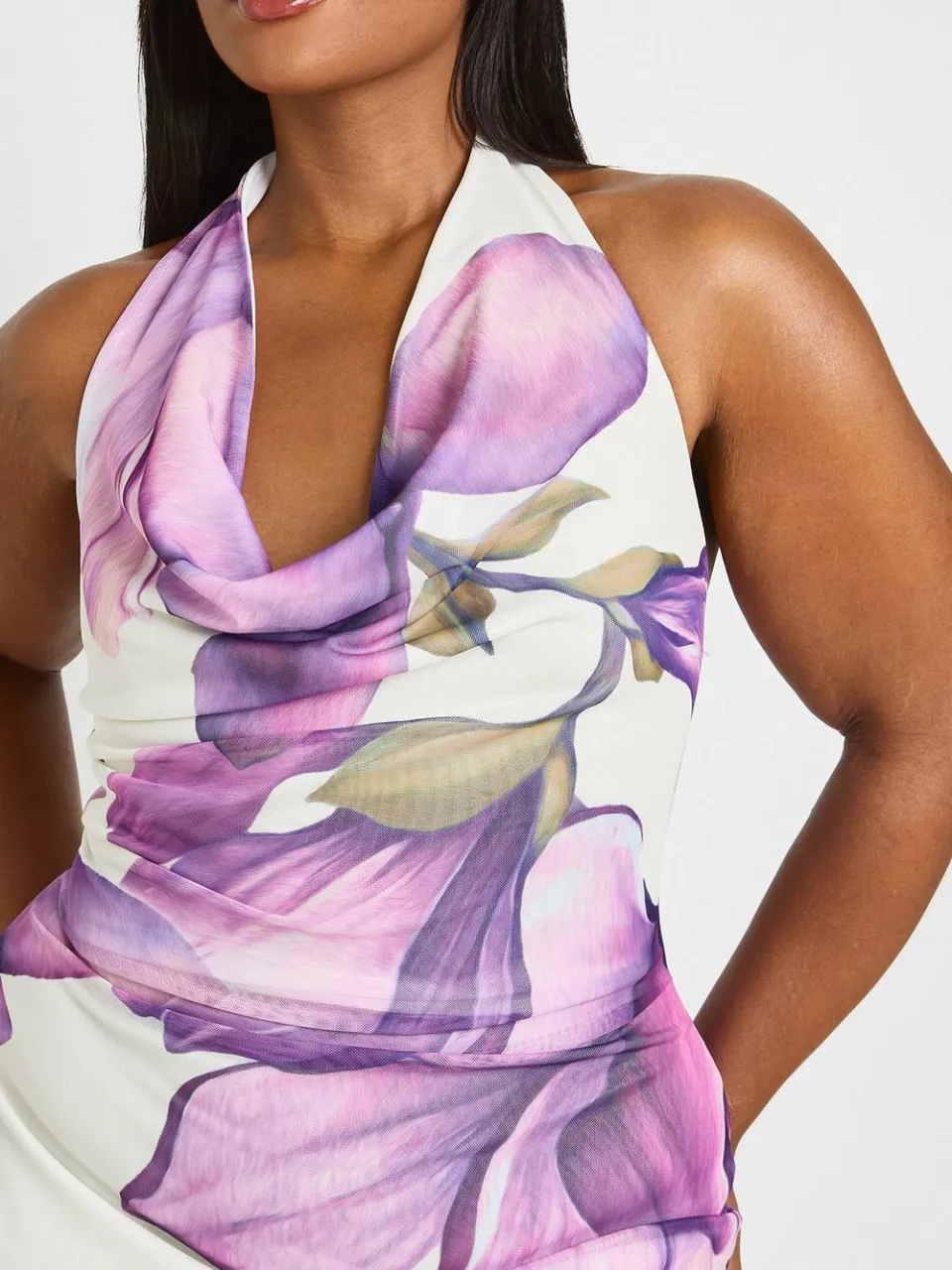 boohoo Dames Plus Bloemen Mesh Hoge Cowl Mini Jurk wit, foto 4