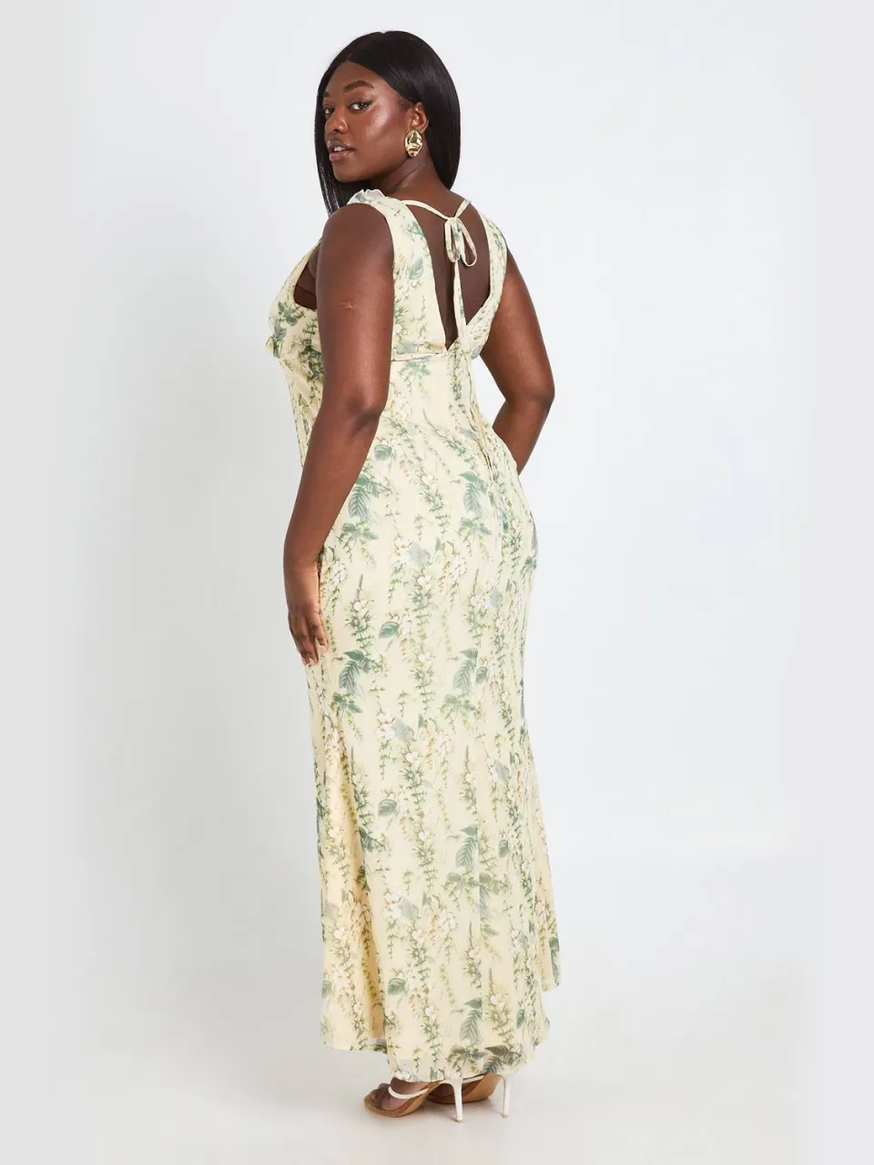 boohoo Dames Plus Bloemen Chiffon Maxi Slipjurk Met Ruche Detail limoen, foto 2