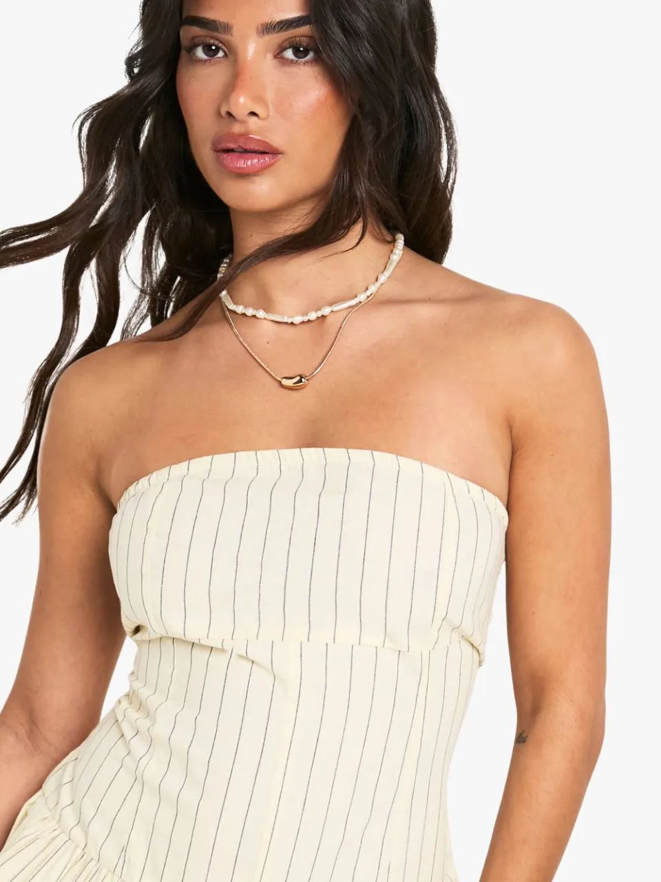 boohoo Dames Petite Gestreepte Linnenlook Button Down Pepum Mini Jurk ecru, foto 4