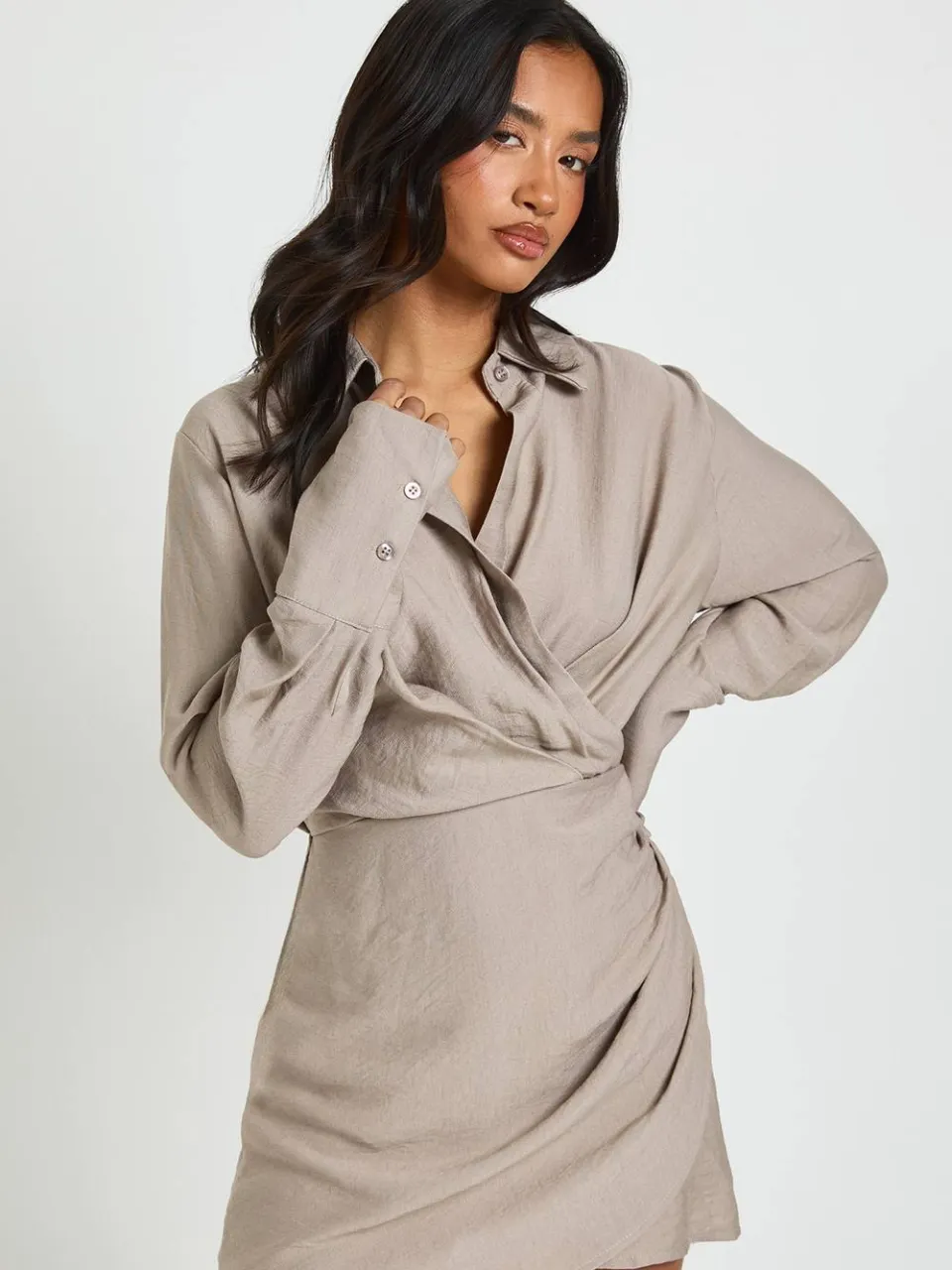 boohoo Dames Petite Blousejurk met kraag en omslag mokka, foto 2