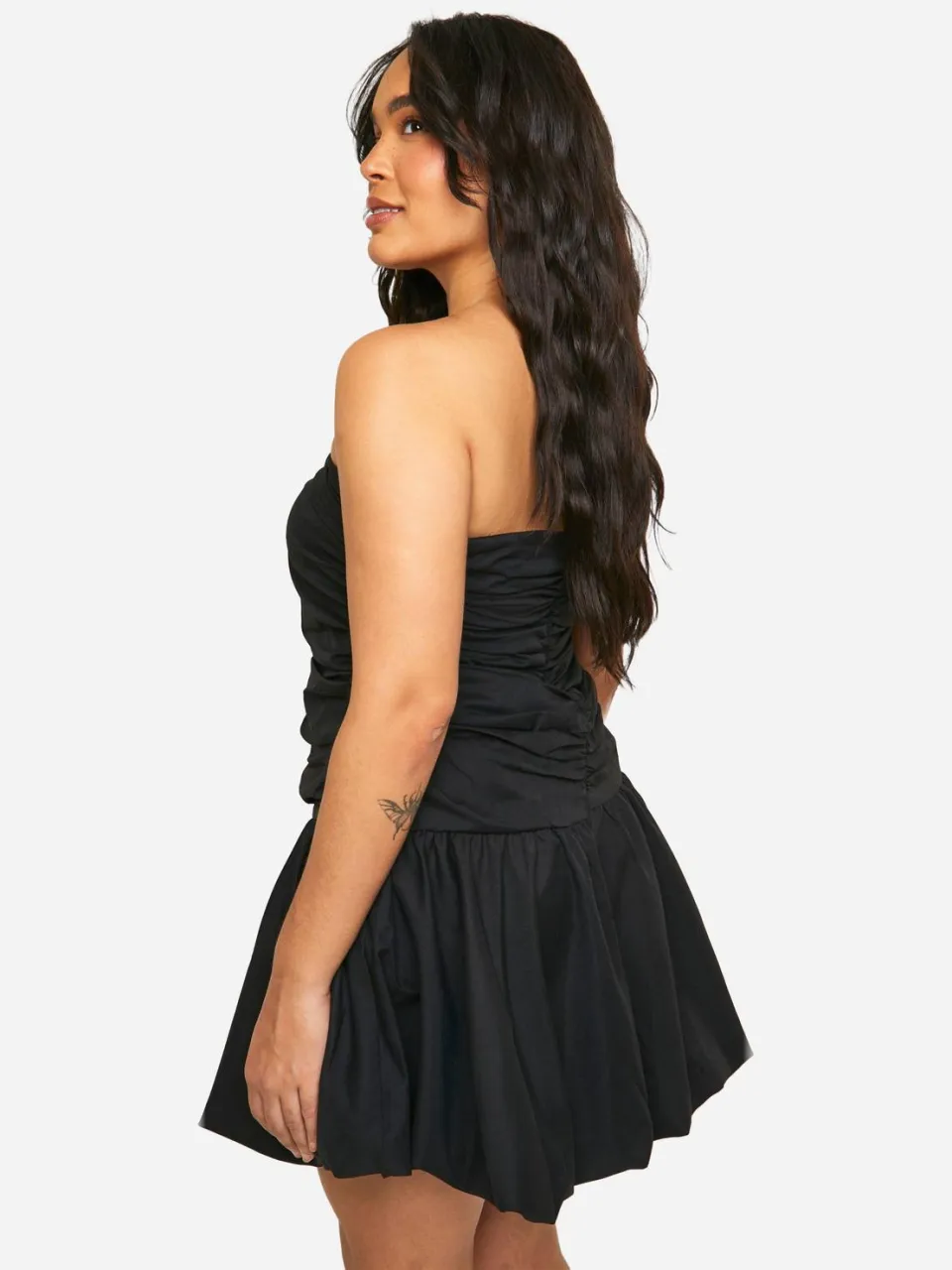 boohoo Dames Plus Gerafelde Bandeau Puff Ball Mini Jurk zwart, foto 2