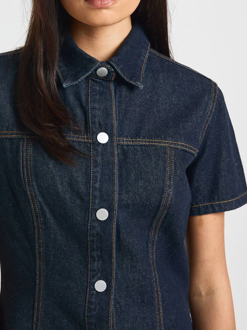 boohoo Dames Denim Jurk Met Korte Mouwen En Getailleerde Taille, foto 4