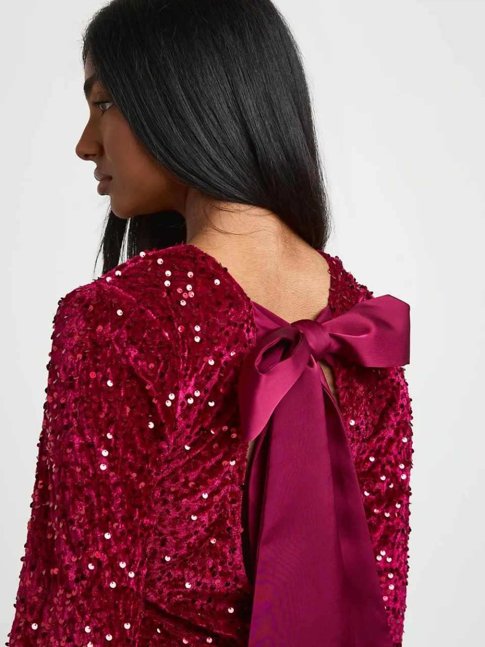 boohoo Dames Fluwelen Pailletten Strik Rug Mini Jurk bordeaux rood, foto 4