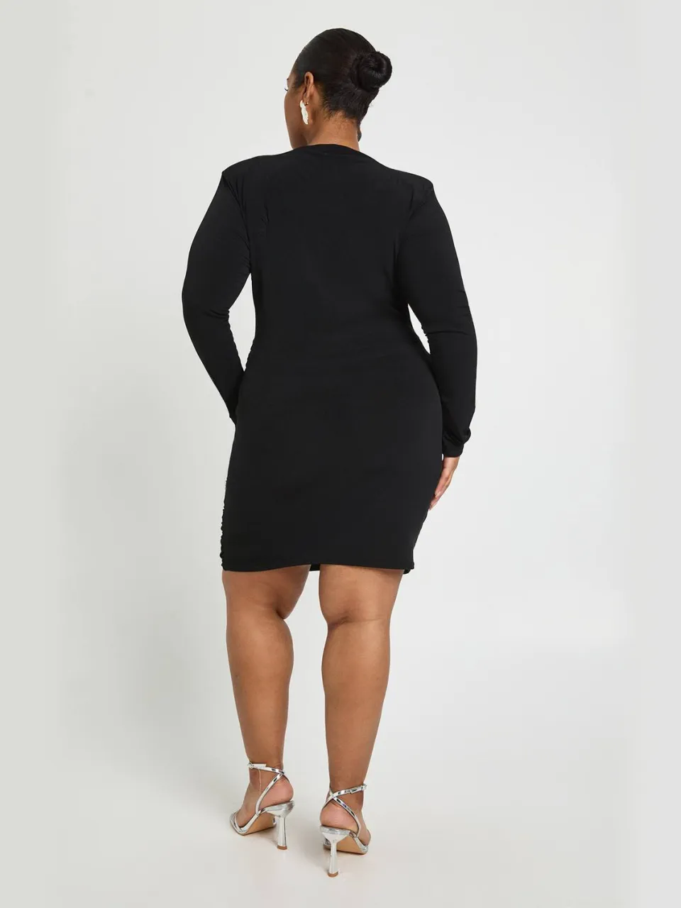boohoo Dames Plus Slinky Schoudervulling Drapeer Geplooide Jurk zwart, foto 2