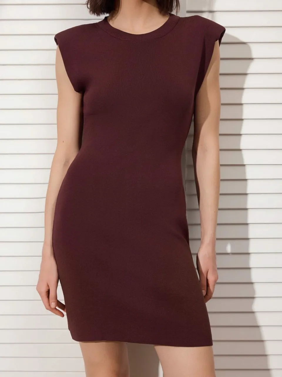 Trendyol TRENDYOLMİLLA Dames Bruin Effen Kort / Mini Mouwloos Casual A-lijn Jurken, foto 2