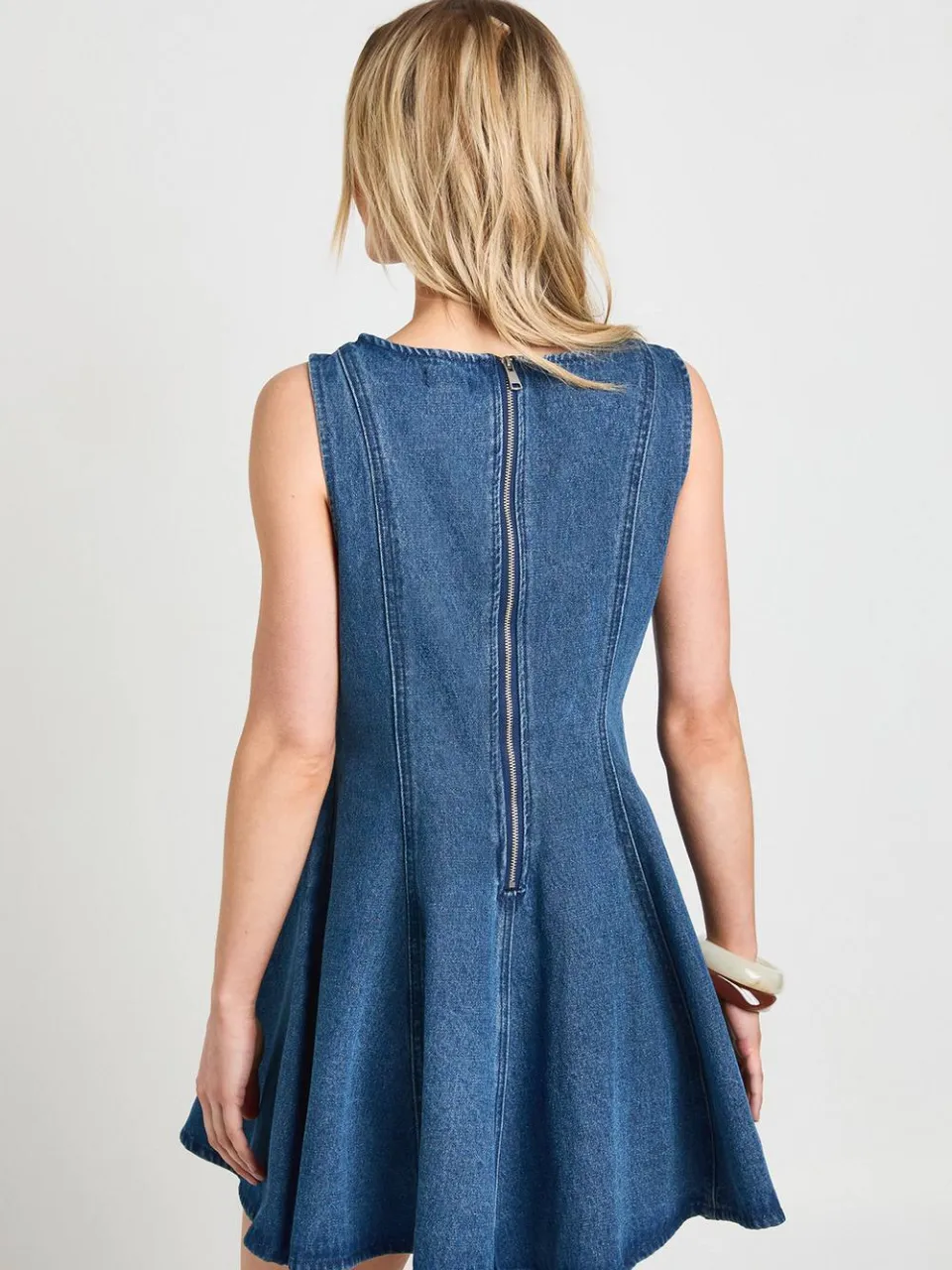 boohoo Dames Petite Mouwloze Denim Jurk Met Uitlopende Zoom, foto 2