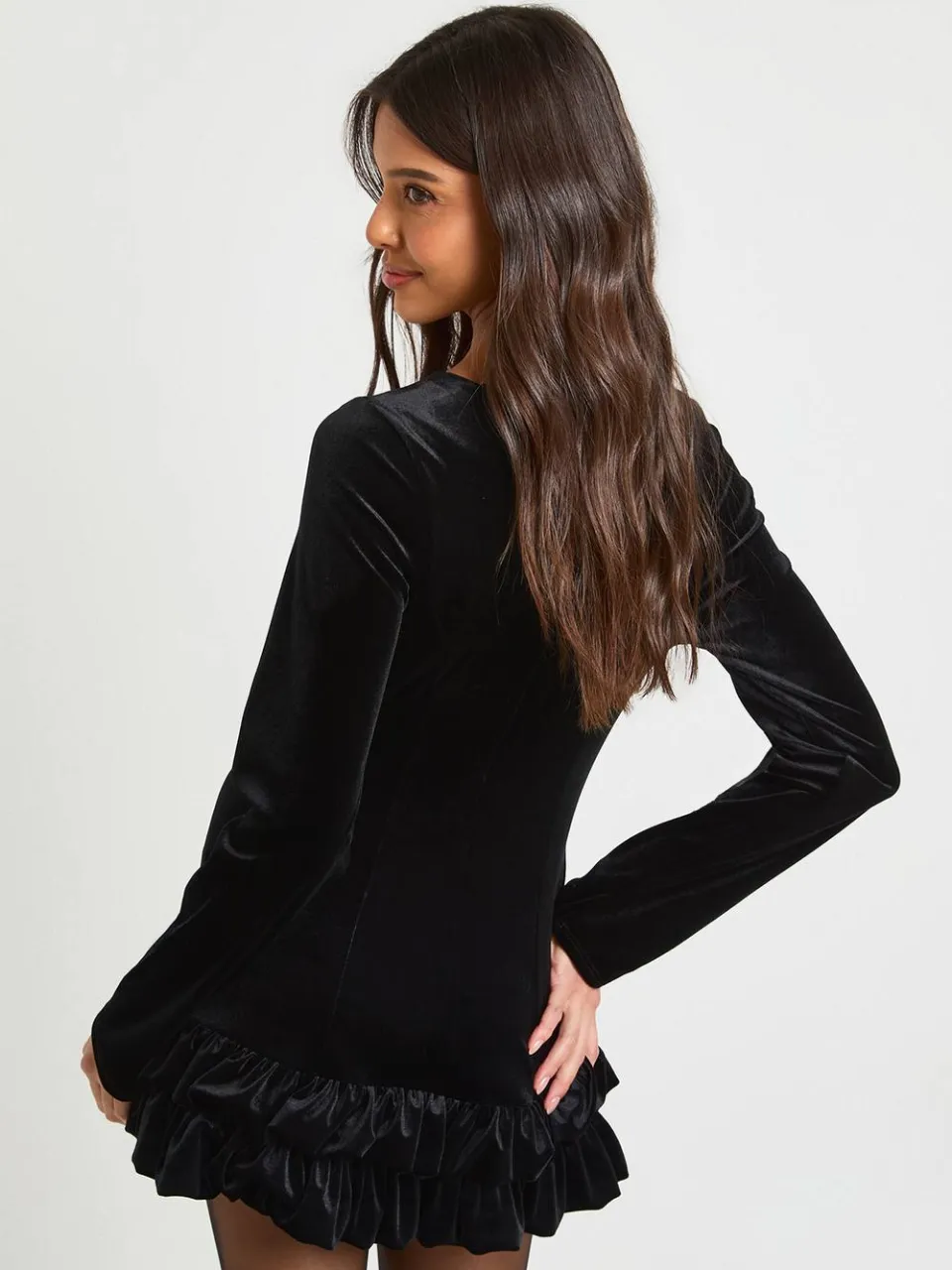 boohoo Dames Fluwelen mini-jurk met geplooide zoom en lange mouwen zwart, foto 3