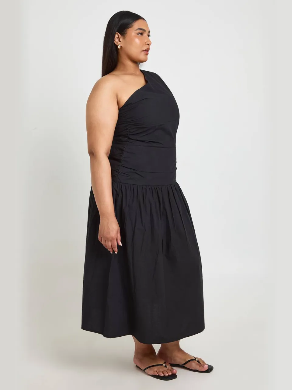 boohoo Dames Plus Katoenen Popeline Jurk Met Éen Schouder En Gerimpeld Midaxi Model zwart, foto 2