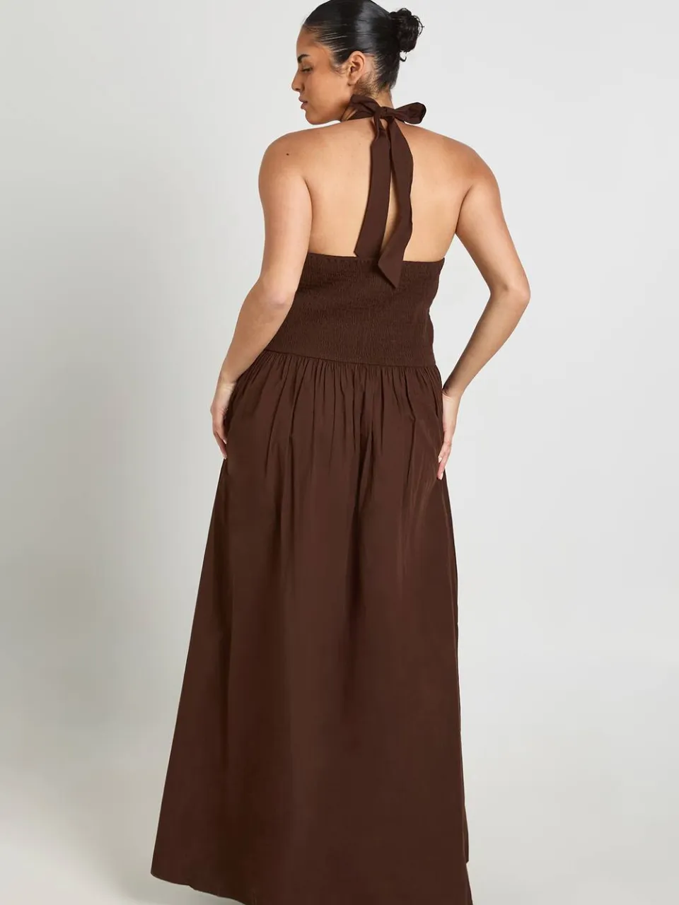 boohoo Dames Plus Katoenen Popeline Halter Maxi Jurk Met Plooien chocoladebruin, foto 3