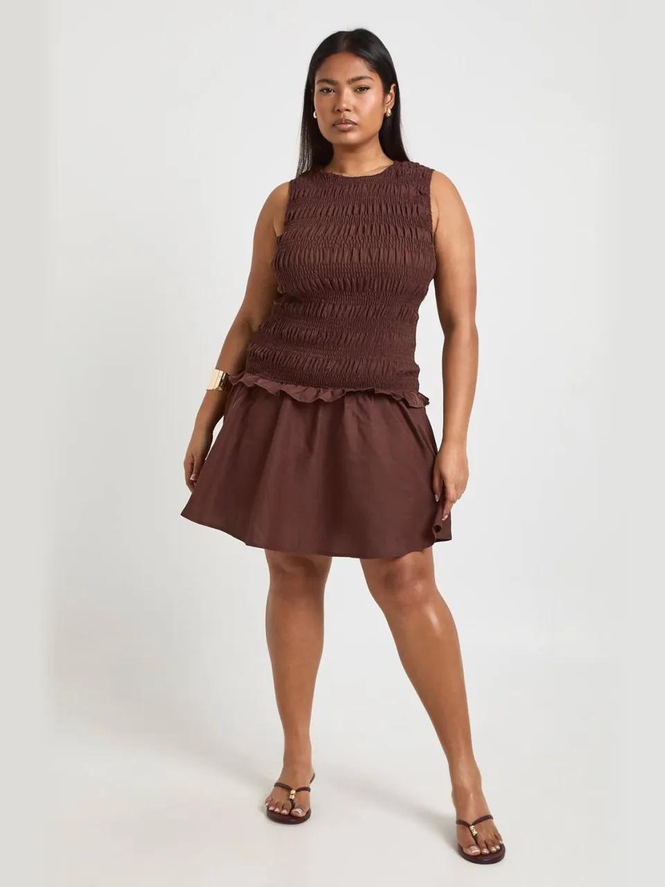 boohoo Dames Plus Gesmockte Jurk Met Racerback Hals En Skater Rok chocoladebruin, foto 3