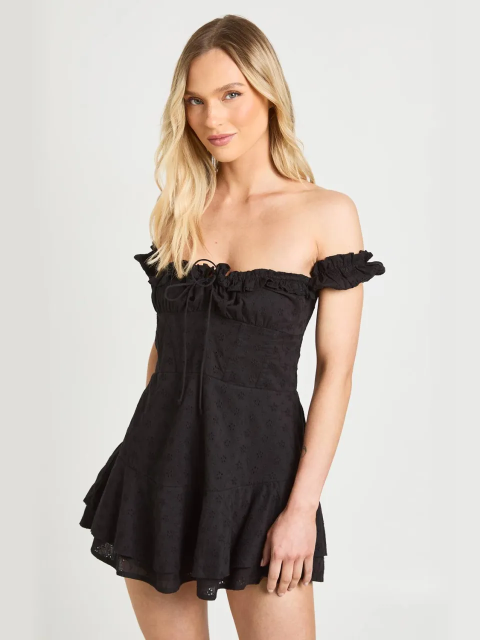 boohoo Dames Petite Broderie Bardot Ruche Zoom Mini Jurk zwart, foto 2