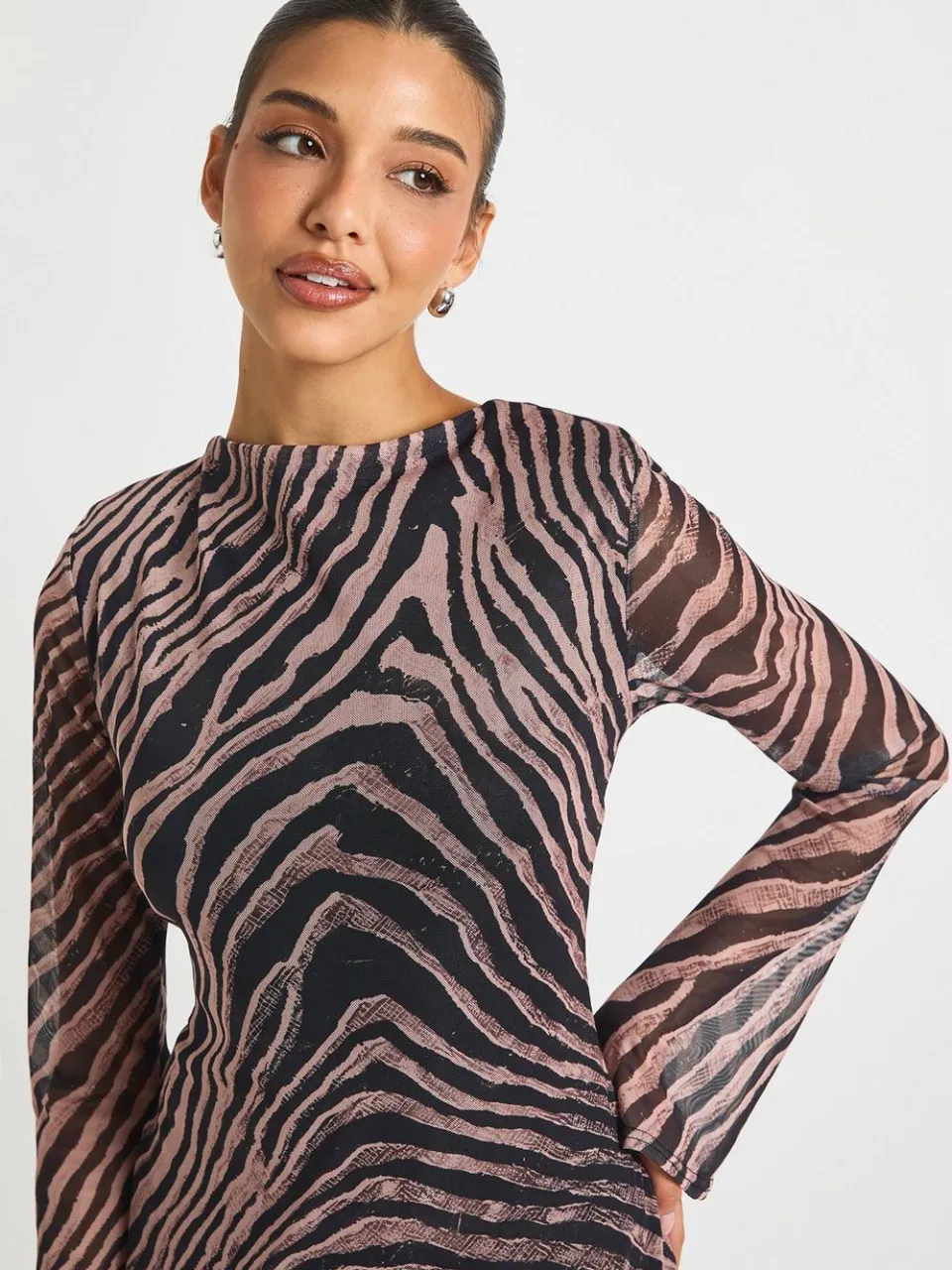 boohoo Dames Zebra bedrukte mesh schouderpad maxi jurk zwart, foto 4