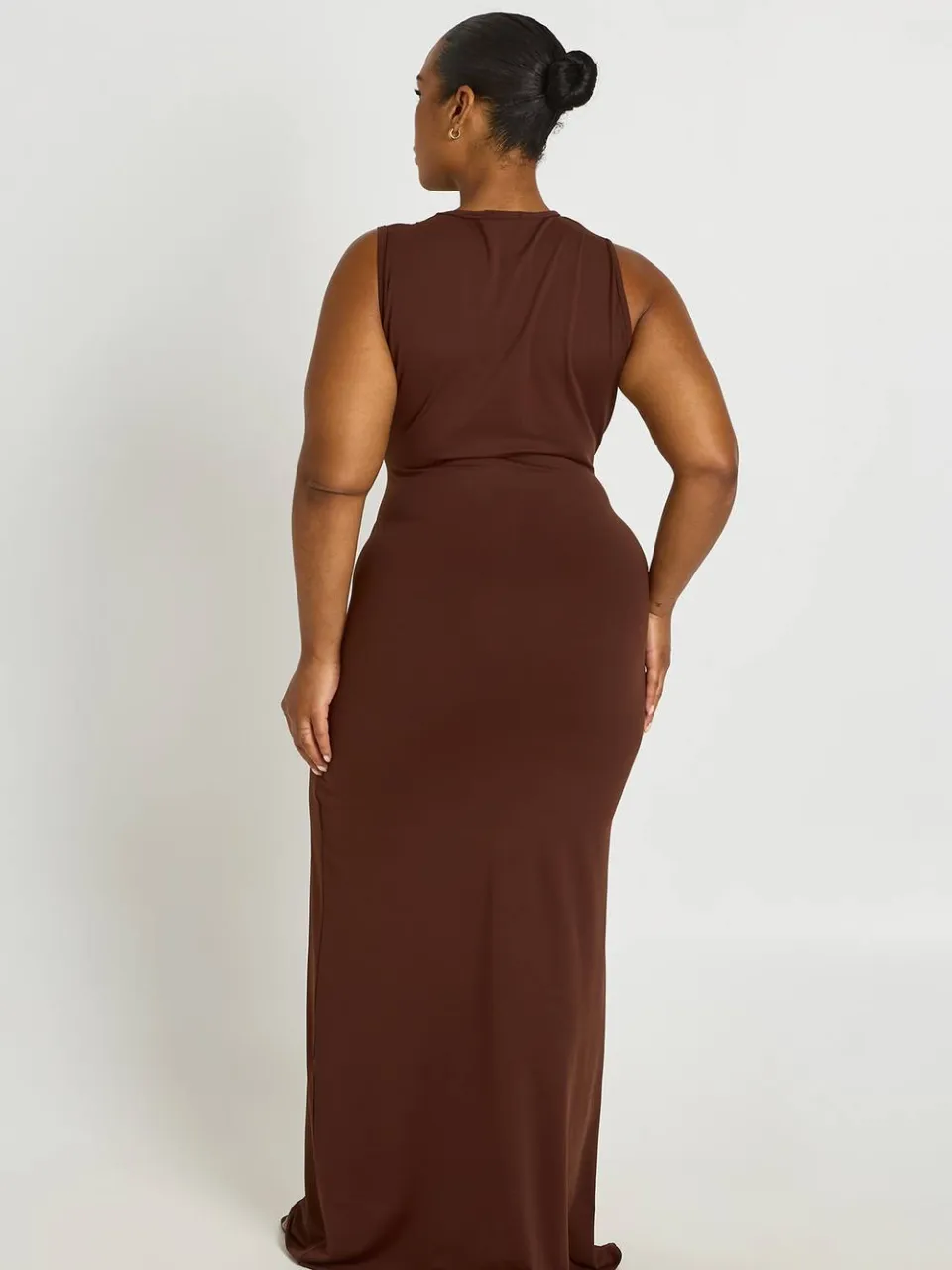 boohoo Dames Plus Super Zachte Maxi Jurk Met Geknoopte Taille Zonder Mouwen chocoladebruin, foto 2