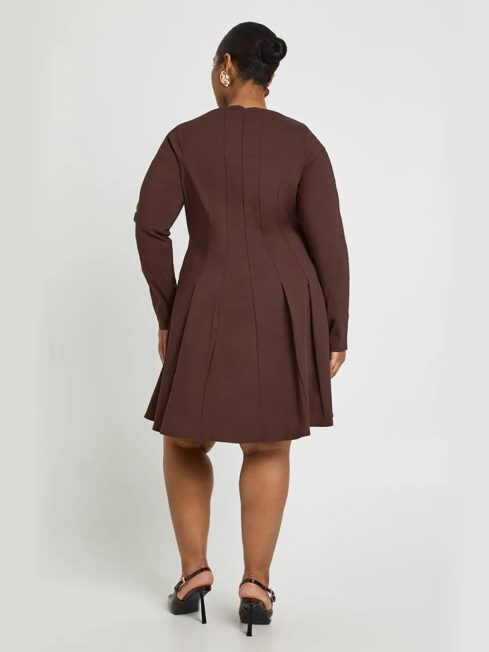 boohoo Dames Plus Bengaline Geplooide Lange Mouwen Skaterjurk chocoladebruin, foto 2