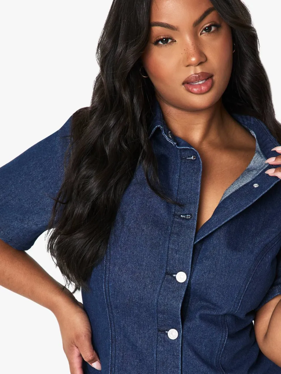 boohoo Dames Plus denim button-geplooide shiftjurk, foto 4
