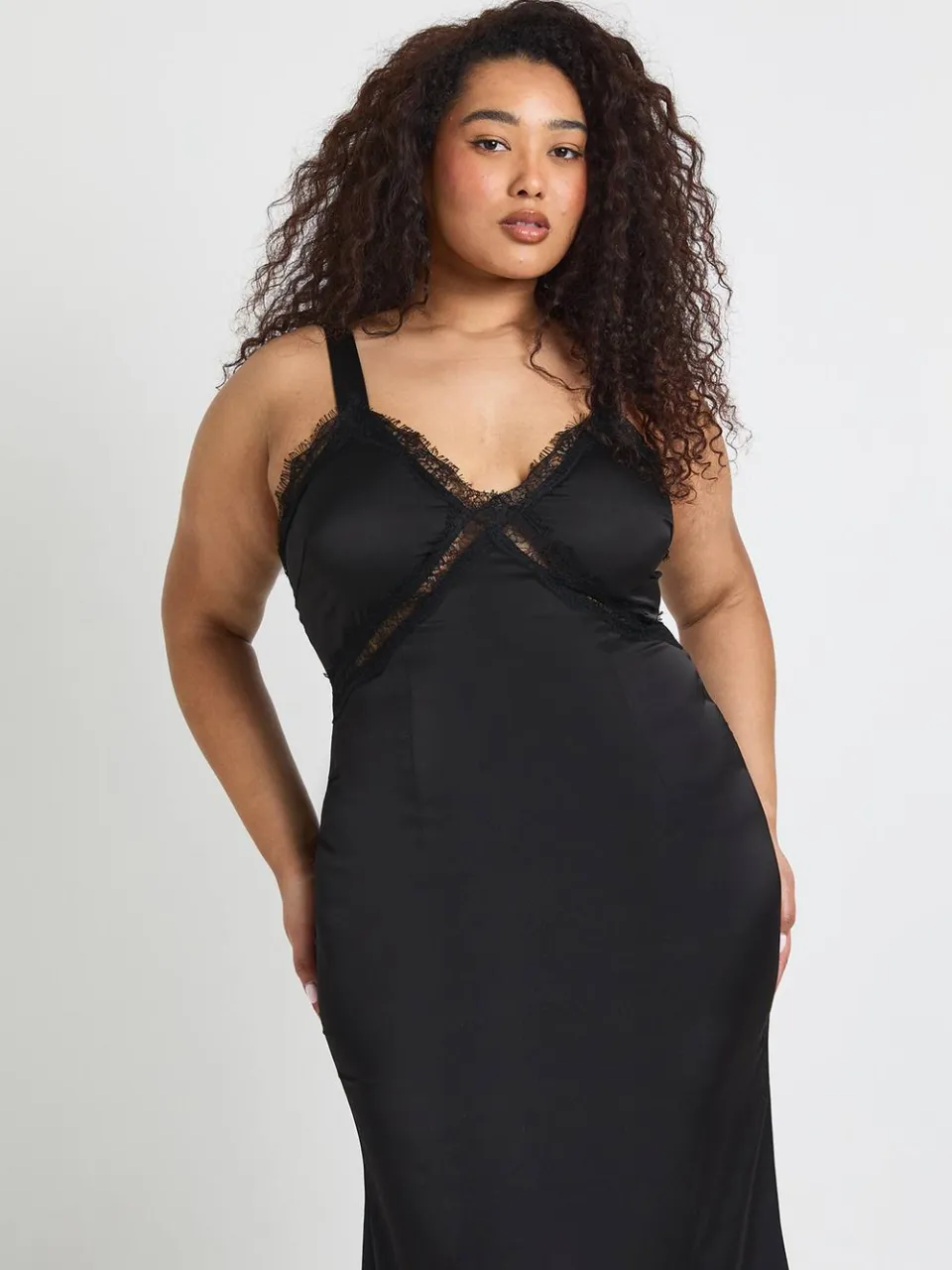 boohoo Dames Plus Satijnen Maxi Slip Jurk Met Kanten Afwerking zwart, foto 2