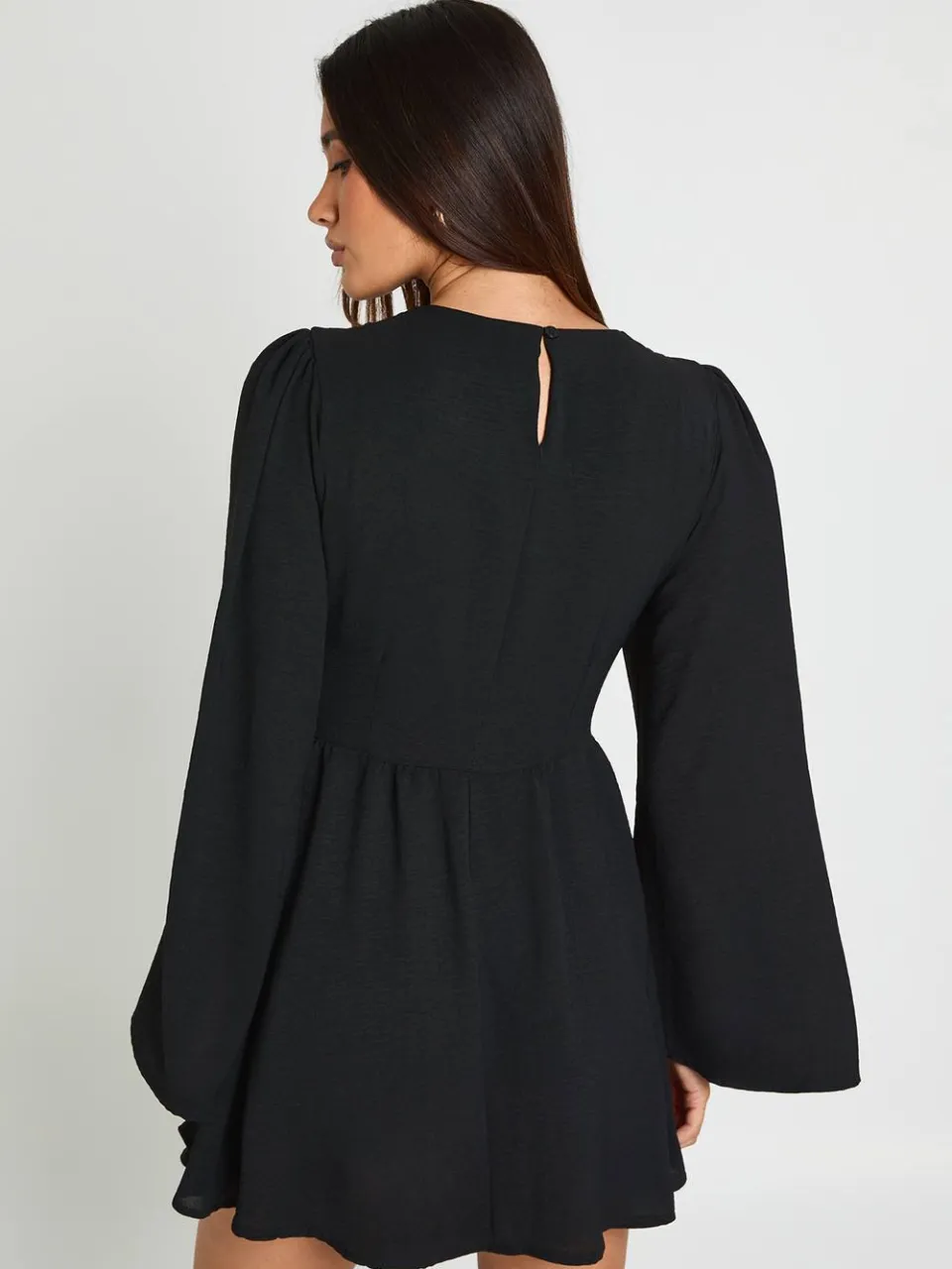 boohoo Dames Gehamerde Mini-jurk Met Uitlopende Mouwen En Gerimpeld Lijfje zwart, foto 2