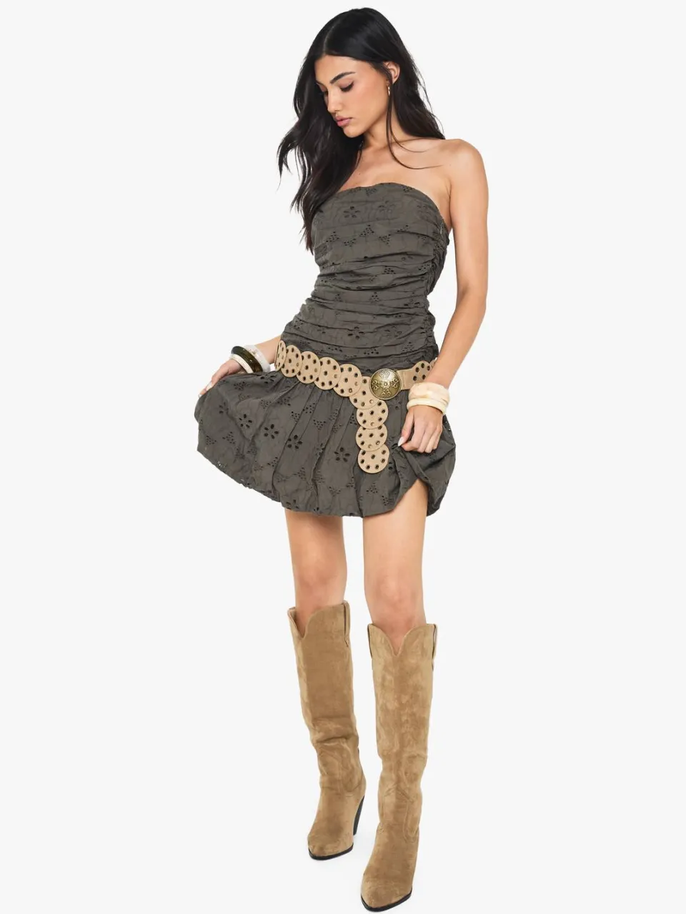 boohoo Dames Gerafelde bandeau mini-jurk met laag vallende taille en broderie kaki, foto 3