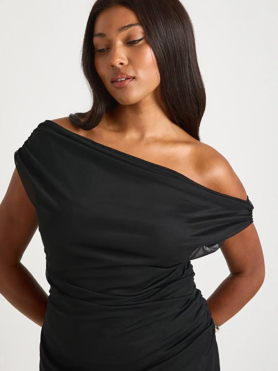 boohoo Dames Plus shiftjurk met draperige halslijn zwart, foto 4