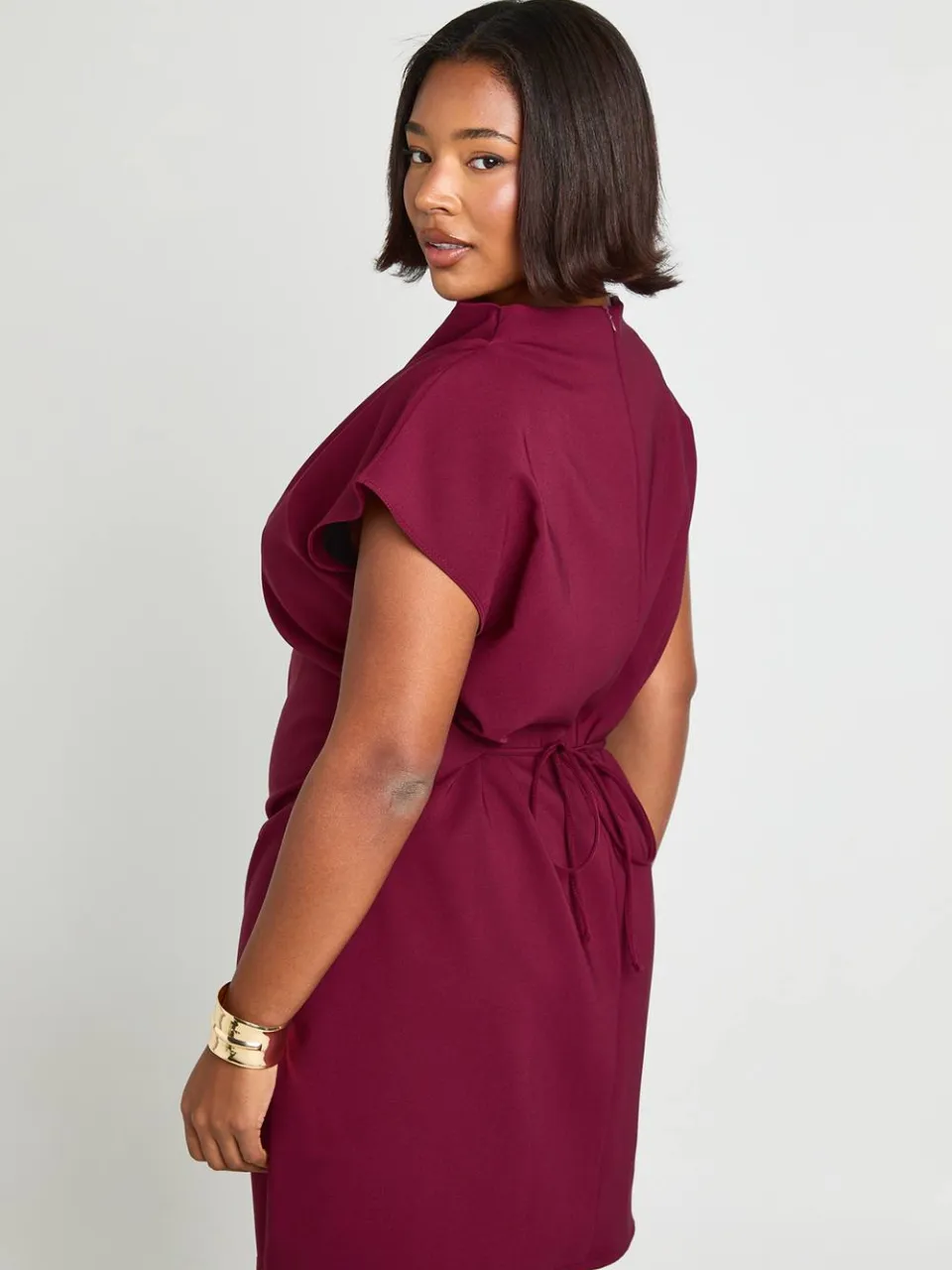 boohoo Dames Plus asymmetrische geraffelde capmouw shiftjurk bessen, foto 3