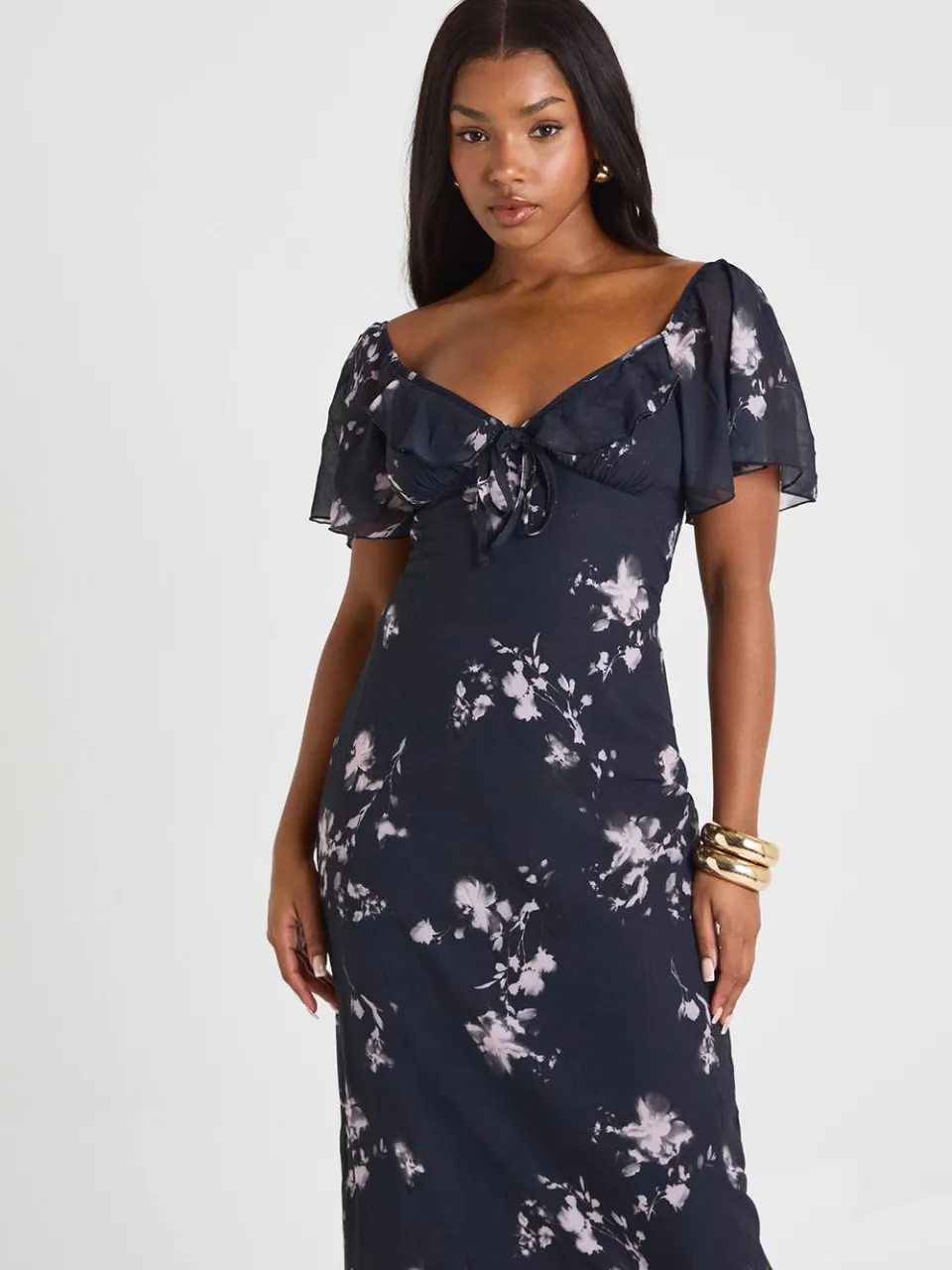 boohoo Dames Bloemenjurk met engelenmouwen in midaxi lengte zwart, foto 2