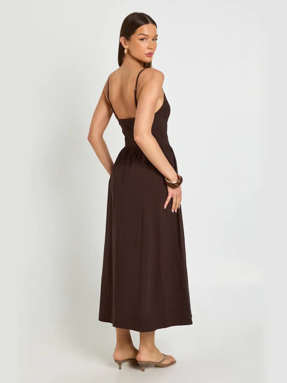 boohoo Dames Bengaline Buste Cup Detail Cami Band Midaxi Jurk chocoladebruin, foto 2