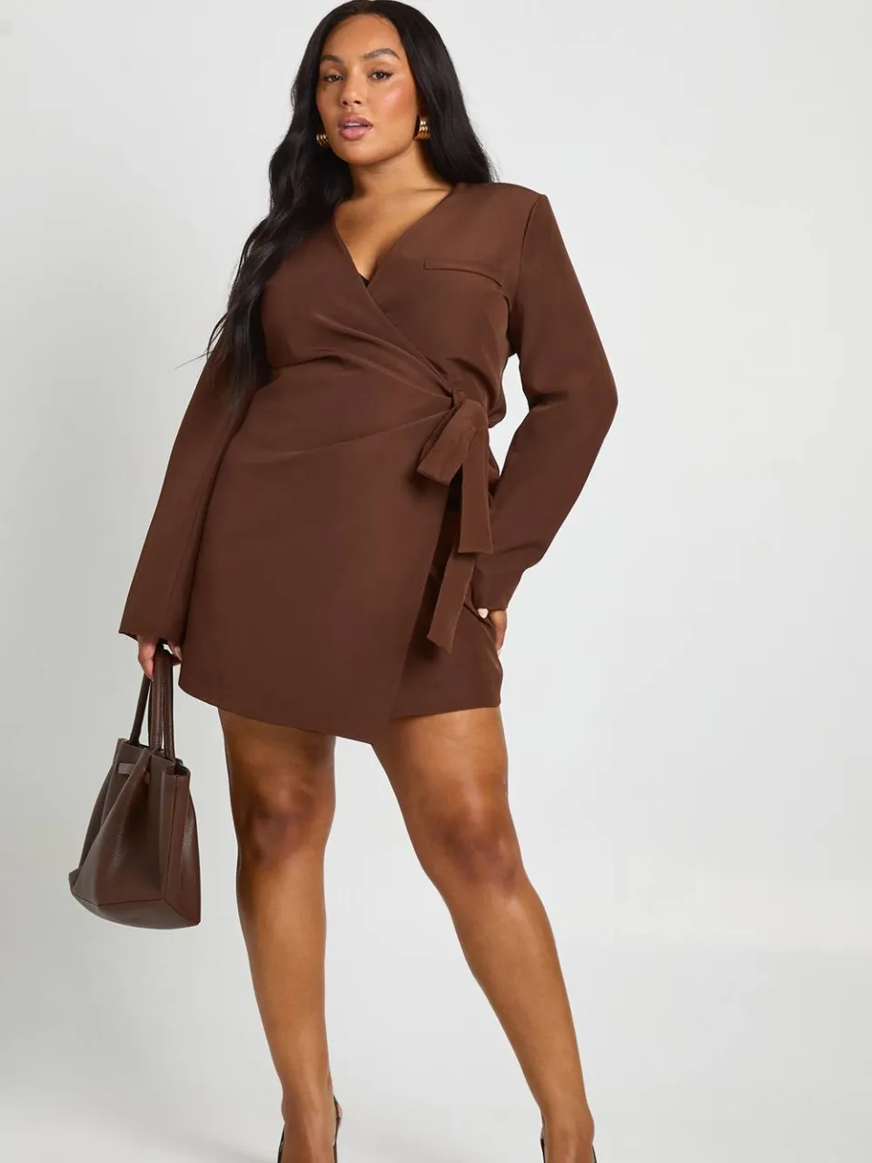 boohoo Dames Plus Strik-Zijde Omslag Op Maat Gemaakte Jurk chocoladebruin, foto 4