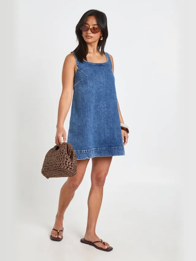 boohoo Dames Petite A-lijn Denim Mini Jurk Met Vierkante Hals Medium Gebleekt