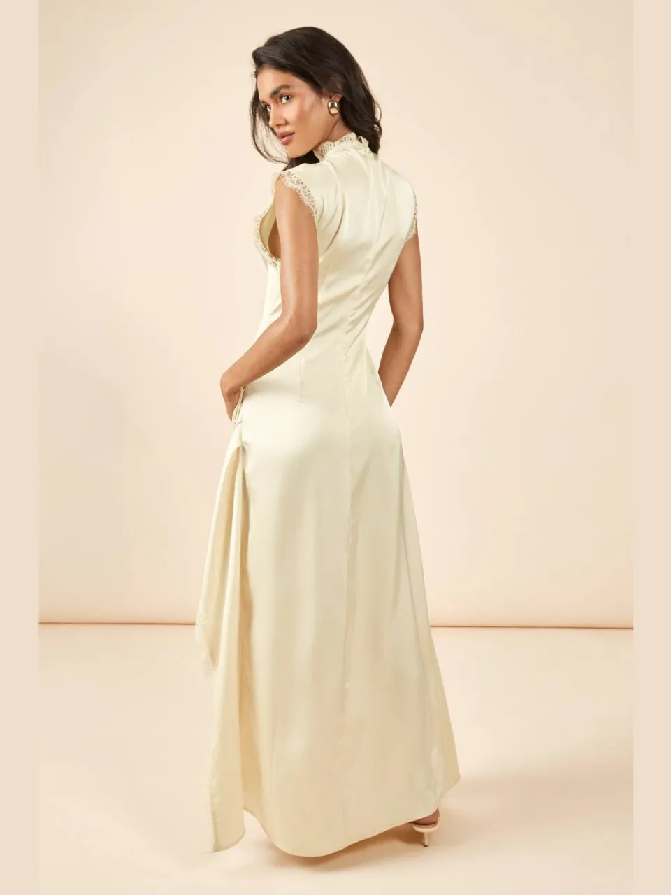 boohoo Dames Satijnen Maxi-jurk Met Hoge Hals En Kantafwerking citroen, foto 2