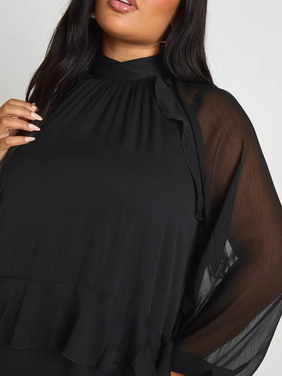 boohoo Dames Plus chiffon smockjurk met ruches zwart, foto 4