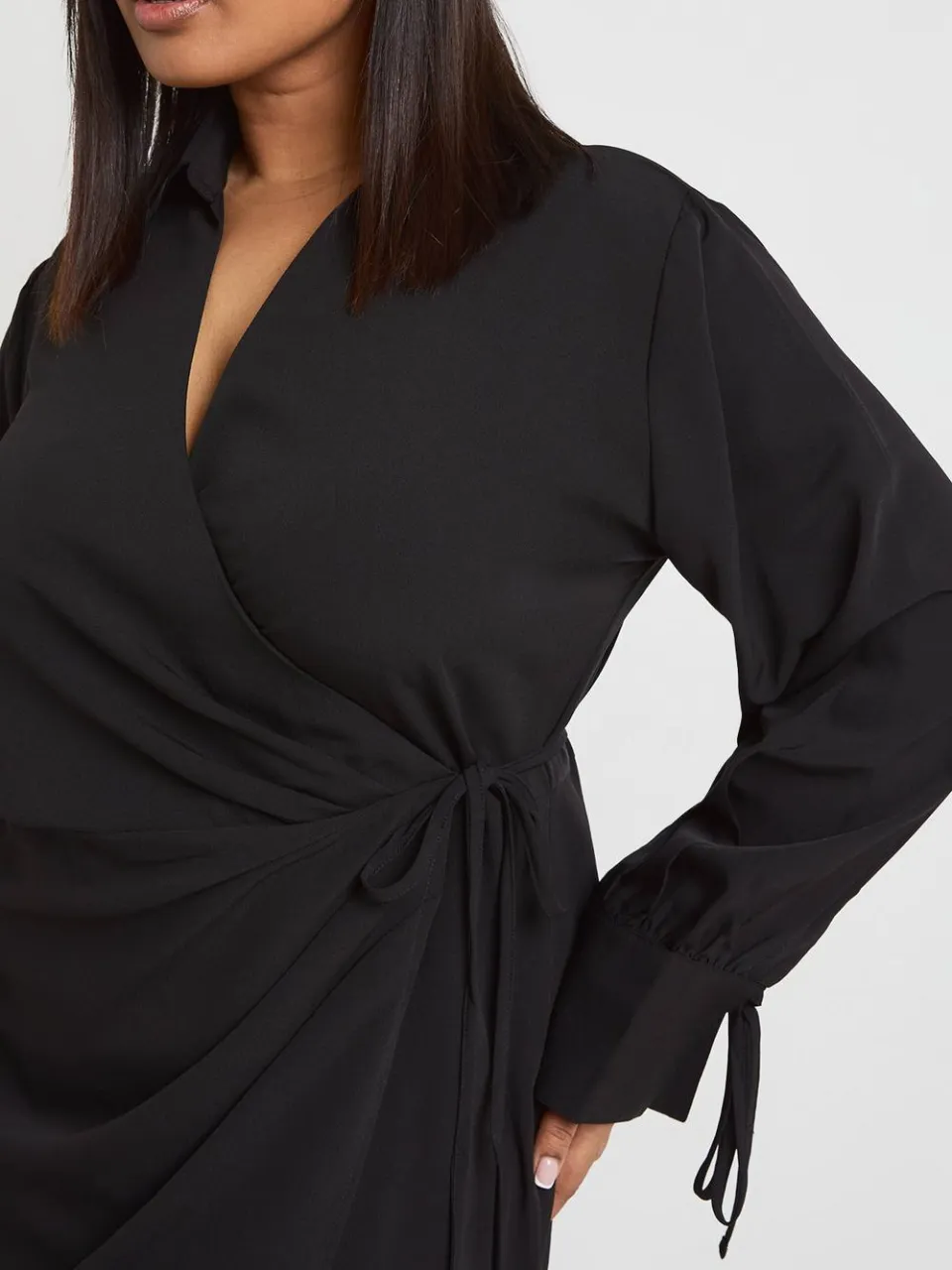 boohoo Dames Plus Geweven Wikkel Strik Midaxi Jurk zwart, foto 4