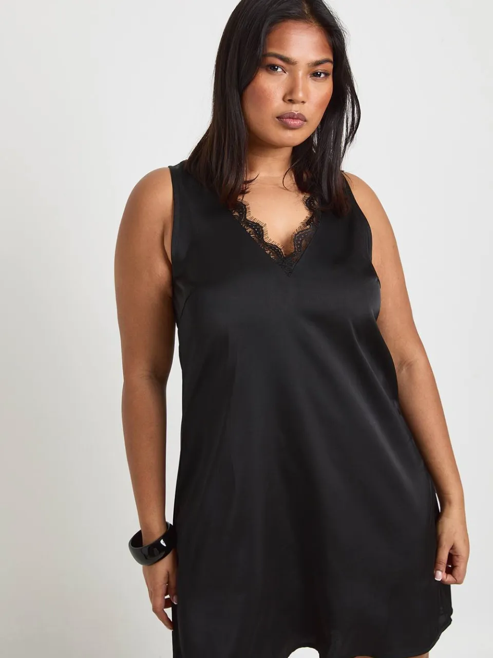 boohoo Dames Plus Satijnen Diep Uitgesneden Jurk Met Kanten Afwerking Zwart