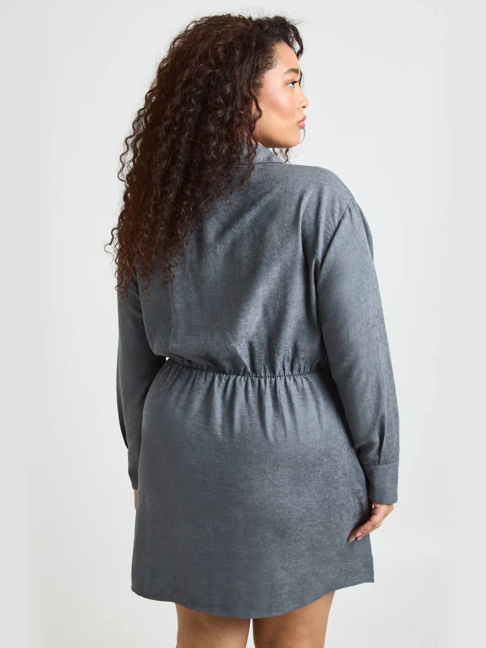boohoo Dames Plus Gepelde Kraag Wikkel Blousejurk houtskool, foto 2