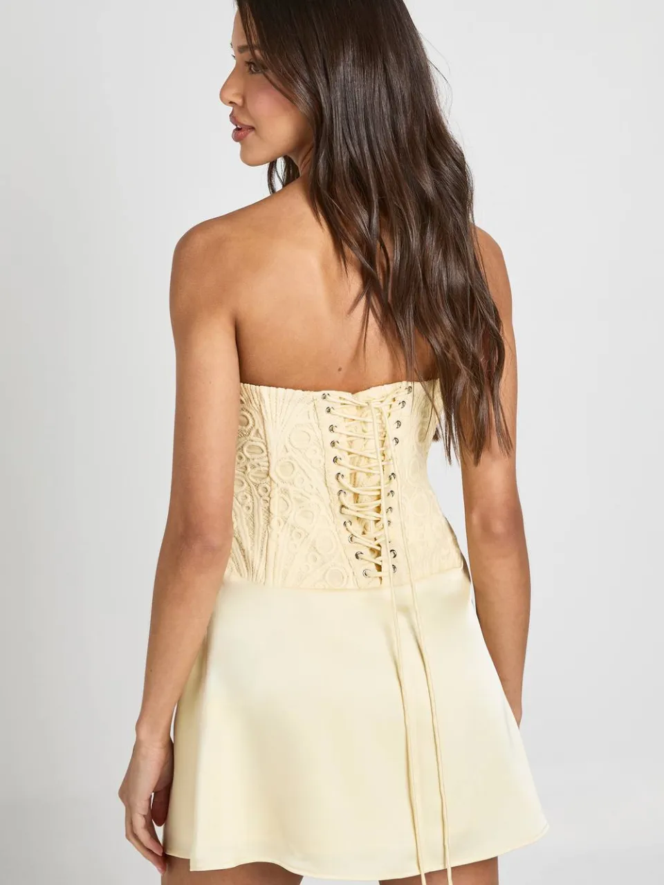 boohoo Dames Gestructureerde Mini-jurk Met Doorschijnend Bloemen Kant Corset En Gedrapeerde Rok citroen, foto 2
