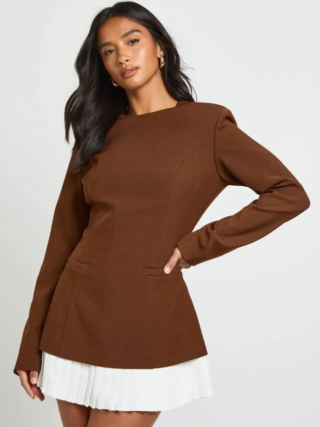 boohoo Dames Petite getailleerde geplooide zoom gestructureerde mini-jurk chocoladebruin, foto 2