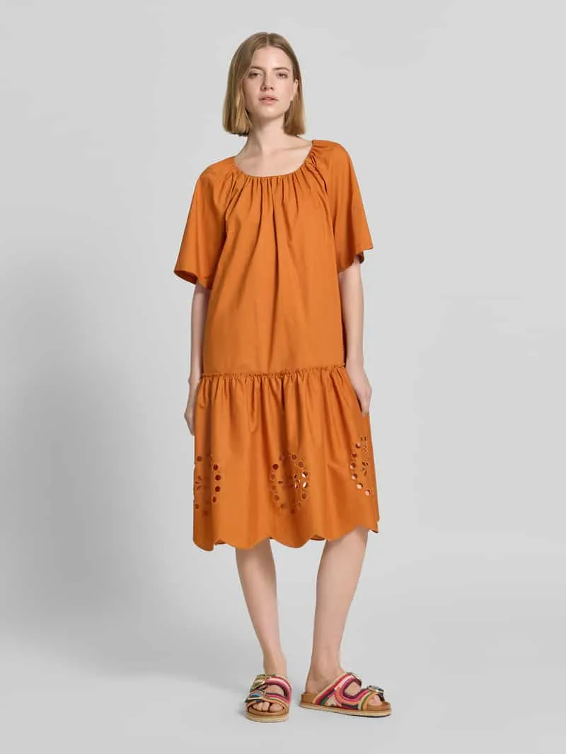 Christian Berg Woman Knie-lange jurk met ajourwerk en ronde hals Camel