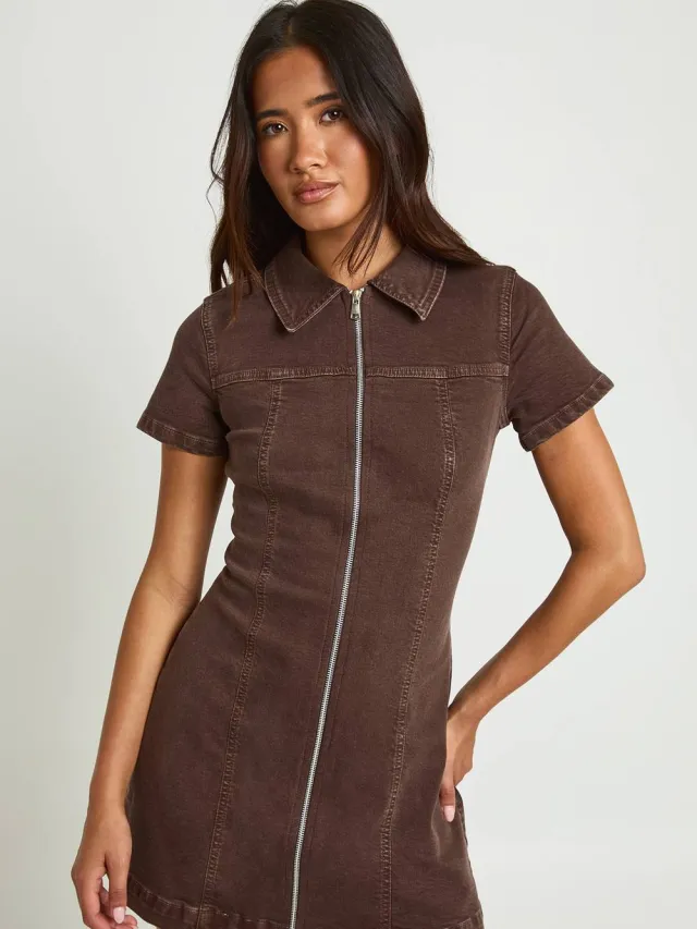boohoo Dames Denim Jurk Met Korte Mouwen En Rits Aan De Voorkant Chocoladebruin