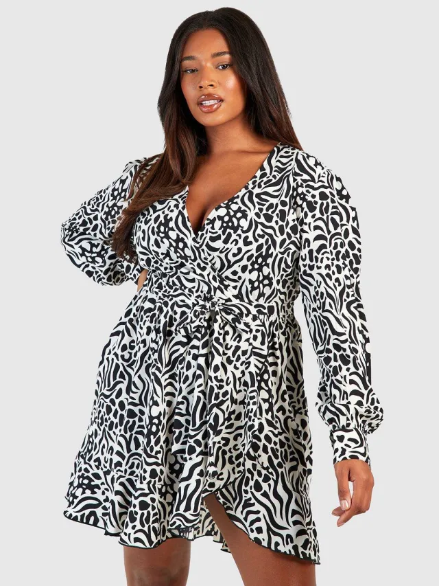 boohoo Dames Plus Zebra Wikkeljurk met ruches in skaterstijl Zwart