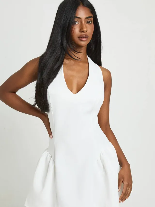 boohoo Dames Getailleerde Skater Jurk Met Diepe Halslijn En Halternek Wit
