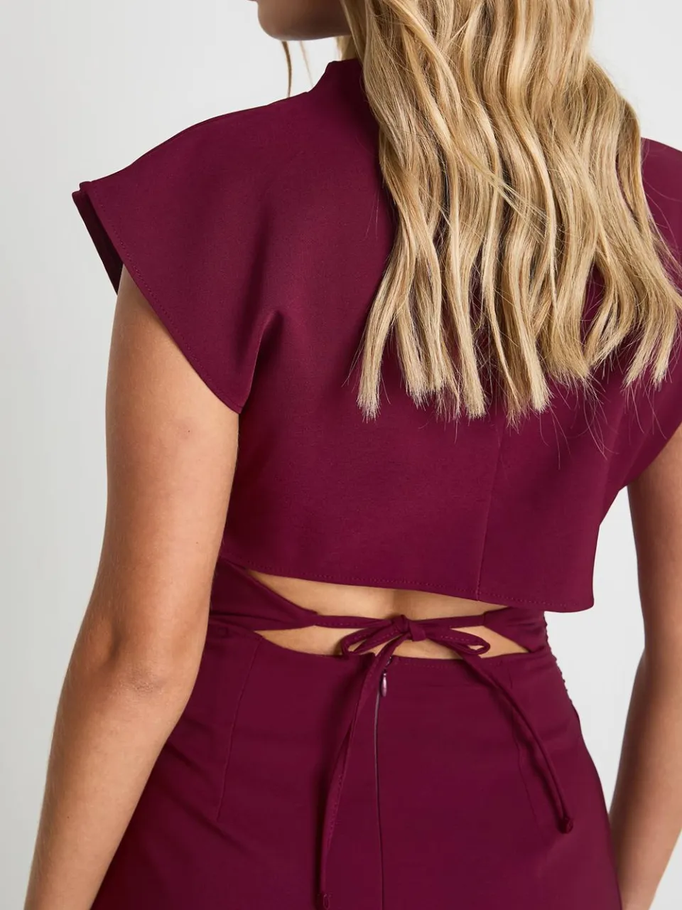 boohoo Dames Geraffelde shiftjurk met hoge hals en capmouwen bordeaux rood, foto 4