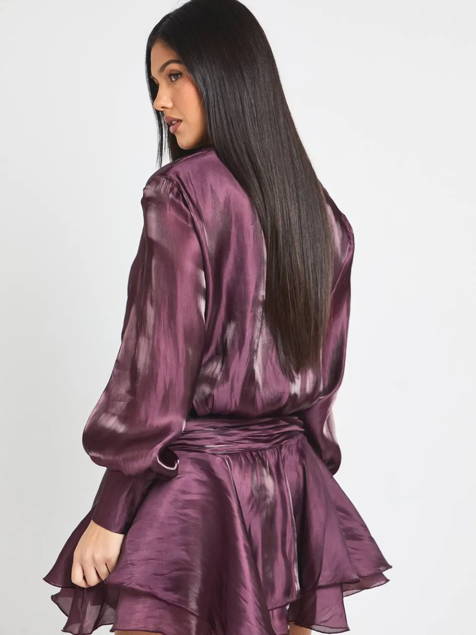 boohoo Dames Getextureerde Satijn Gerimpelde Ruches Mini Jurk bordeaux rood, foto 3