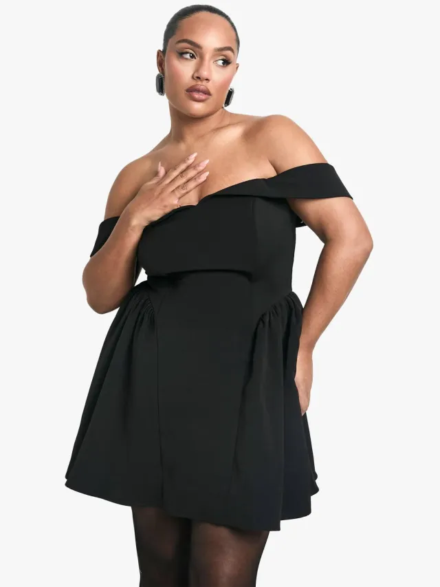 boohoo Dames Plus Off-Shoulder Geplooide Skaterjurk Zwart